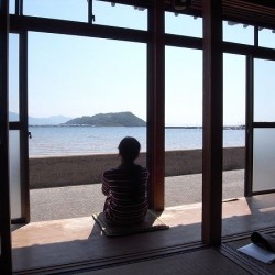 縁側から海を眺められる糸島の海辺の貸家