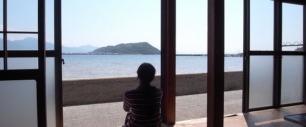 縁側から海を眺められる糸島の海辺の貸家