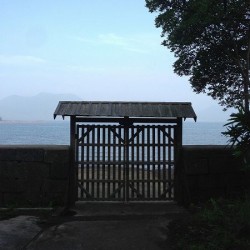 門ごしに見る海の風景