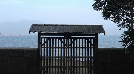 門ごしに見る海の風景